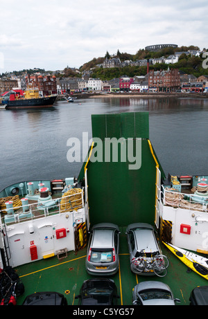 Il Caledonian MacBrayne ferry 'MV Clansman' in partenza per l'isola di Barra nelle Ebridi Esterne. Foto Stock