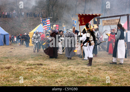 Messa in scena di una battaglia medievale a Samobor Croazia il 1 marzo 1441 Foto Stock