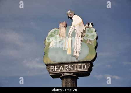 Segno di villaggio sul verde, Bearsted, Maidstone distretto, Kent, England, Regno Unito Foto Stock