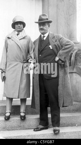 THOMAS MANN (1875-1955) Tedesco romanziere e critico sociale con la moglie Katia in 1927 Foto Stock