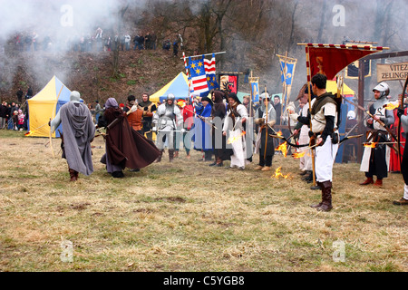 Messa in scena di una battaglia medievale a Samobor Croazia il 1 marzo 1441 Foto Stock