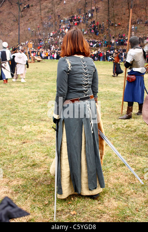 Messa in scena di una battaglia medievale a Samobor Croazia il 1 marzo 1441, donna con spade Foto Stock