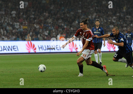 Zlatan Ibrahimovic del Milan essendo takled da Inter Milan giocatori di fronte all'Inter Milan obiettivo Foto Stock