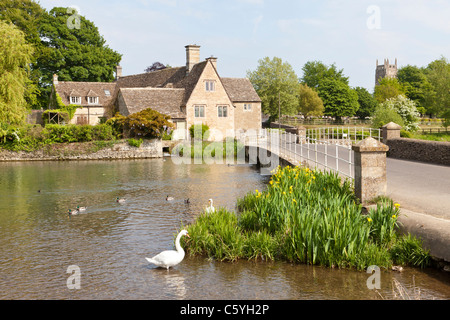 Un vecchio mulino accanto al fiume Coln nella città di Fairford, Gloucestershire, Inghilterra, Regno Unito Foto Stock