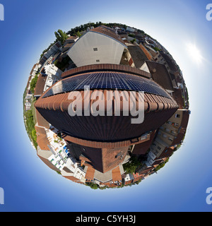 Pannelli solari fotovoltaici sul tetto di una casa privata. Vista fisheye 360 °. Foto Stock