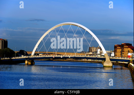 Il Clyde Arc bridge, sul fiume Clyde, Glasgow Foto Stock