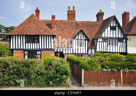 Periodo casa sul verde, il verde, Bearsted, Kent, Inghilterra, Regno Unito Foto Stock