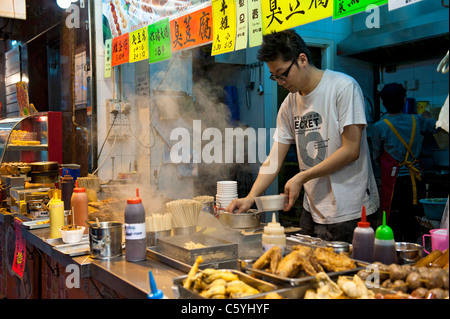 Cibo di strada o di stallo Dai Pai Dong in Gage Street, Centrale di Hong Kong Foto Stock