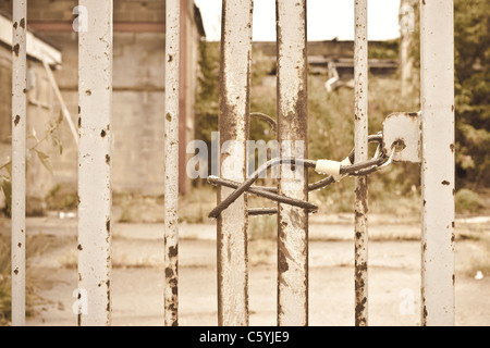 In prossimità di un cancello ad una scrapyard in colori vintage Foto Stock