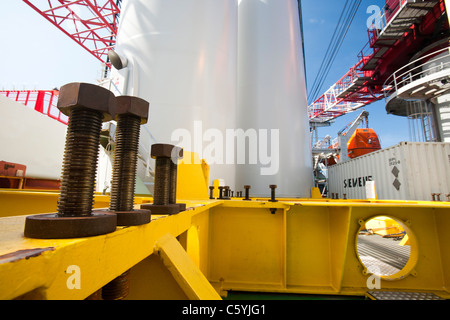 Il jack up barge, Kraken, caricato con le turbine eoliche per la Walney per centrali eoliche offshore project, off Barrow in Furness, Cumbria, U Foto Stock