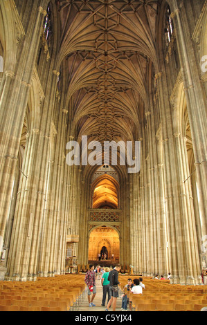 La navata centrale, la Cattedrale di Canterbury, Canterbury, città di Canterbury, nel Kent, England, Regno Unito Foto Stock