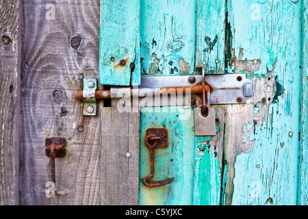 Vecchio Blu porta di legno avvitato con un lucchetto Foto Stock