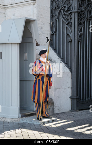 La protezione in corrispondenza di un ingresso alla Città del Vaticano (Guardia svizzera) Foto Stock
