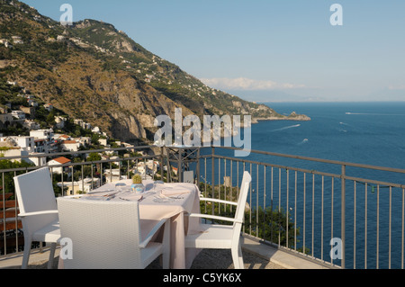 Vista da una terrazza ristorante a Praiano, Costiera Amalfitana, Italia. Il Margherita Hotel ristorante. Foto Stock