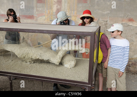 Pompei vittima, calco in gesso, sul display Foto Stock