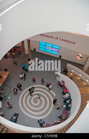 Vista dentro la zona atrio centrale del Museo di Liverpool, Pier Head, Liverpool, Regno Unito, aperto di giugno 2011. Foto Stock