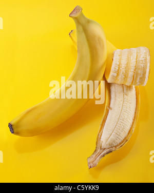 Aprire fresco frutta banana su sfondo giallo Foto Stock