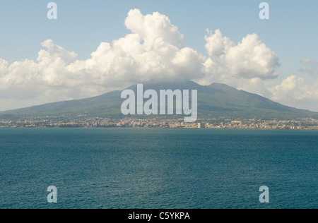 Veduta del Vesuvio e Napoli da tutta la baia di Napoli (Golfo di Napoli) Foto Stock