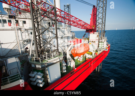 Il jack up barge, Kraken, caricato con le turbine eoliche per la Walney per centrali eoliche offshore project, off Barrow in Furness, Cumbria, Foto Stock