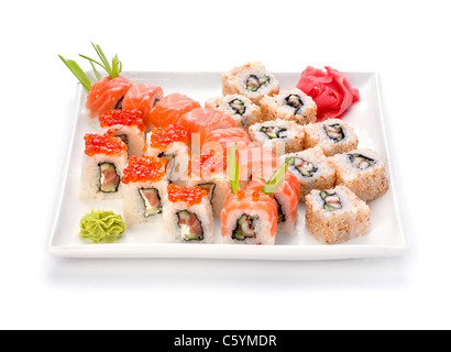 Il cibo giapponese sushi e roll nella piastra su bianco Foto Stock