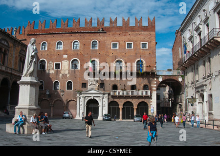 Piazza delle Erbe nel centro di Verona, Italia Foto Stock