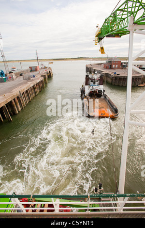 Un rimorchiatore a traino jack up barge, il Goliath, a lavorare sul Walney energia eolica off south Cumbria, Regno Unito. Foto Stock