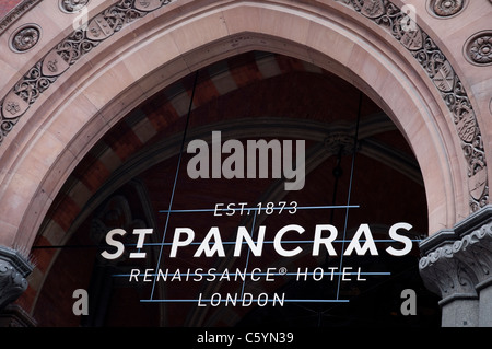 Vista esterna del segno di ingresso e la facciata della stazione St Pancras Renaissance Hotel London (Marriott), su Euston Road, Londra. Foto Stock