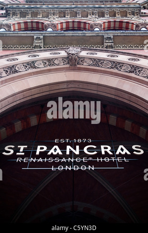 Vista esterna del segno e la facciata della stazione St Pancras Renaissance Hotel London (Marriott) adiacente alla Stazione di St Pancras. Foto Stock