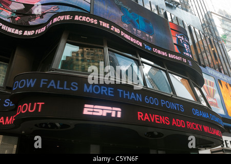 Dow scende oltre 600 punti sul primo giorno di negoziazione dopo Standard & Poor il downgrade del rating usa da AAA a AA+ Foto Stock