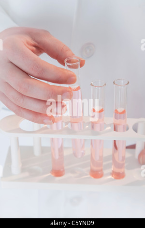 Stati Uniti d'America, Illinois, Metamora, close up della donna di mano azienda flaconi da laboratorio Foto Stock