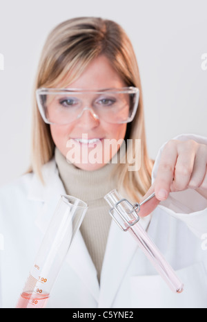 Stati Uniti d'America, Illinois, Metamora, close up di donna con occhiali protettivi azienda vetreria di laboratorio Foto Stock