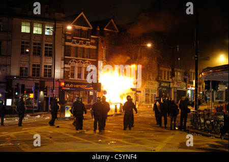 La polizia di Riot a Clapham Junction After Party Superstore è stata accesa da rioter durante una notte di saccheggi il 2011 agosto Foto Stock