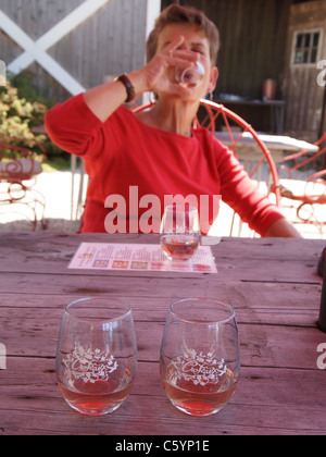 La donna la degustazione di vino presso Croteaux vigneti in Southold, New York, sull'Isola Lunga della forcella del nord,© KAndriotis, luglio 16, 2011 Foto Stock