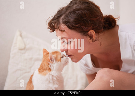 Russia, Voronezh, donna e gatto nasi di sfregamento Foto Stock
