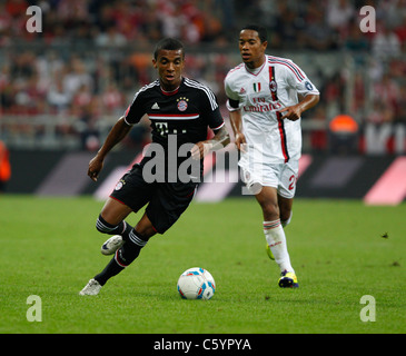 FC Bayern Monaco giocatore Luiz Gustavo con la sfera e Urby Emanuelson di AC Milano Foto Stock