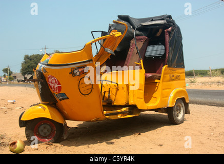 Distrutto il triciclo auto rickshaw a seguito di un urto sull'autostrada nazionale vicino Mandapam Tamil Nadu India Foto Stock