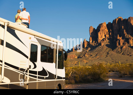 Stati Uniti d'America, Arizona, coppia Senior in piedi sul tetto di casa a motore Foto Stock