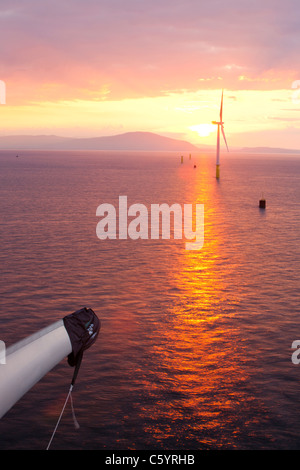 Il jack up barge, Kraken, caricato con le turbine eoliche per la Walney per centrali eoliche offshore project, off Barrow in Furness, Cumbria, Foto Stock