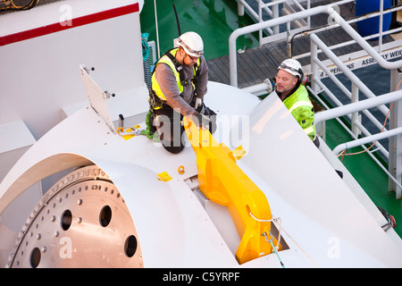 Preparare i lavoratori per il sollevamento di una turbina eolica ogiva sul jack up barge, Kraken, Foto Stock