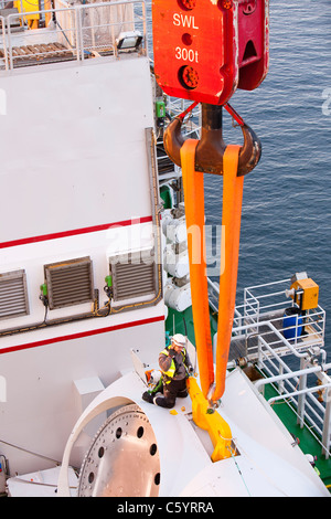 Preparare i lavoratori per il sollevamento di una turbina eolica ogiva sul jack up barge, Kraken, Foto Stock