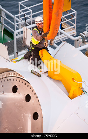 Preparare i lavoratori per il sollevamento di una turbina eolica ogiva sul jack up barge, Kraken, Foto Stock