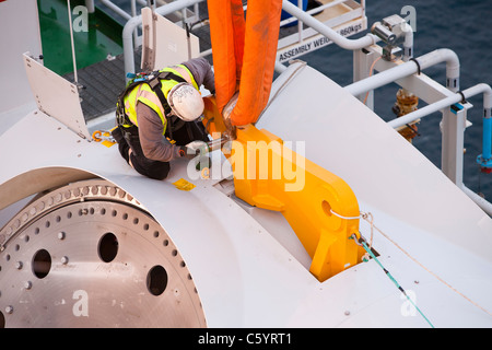 Preparare i lavoratori per il sollevamento di una turbina eolica ogiva sul jack up barge, Kraken, Foto Stock