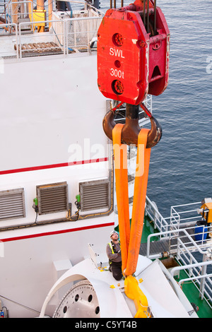 Preparare i lavoratori per il sollevamento di una turbina eolica ogiva sul jack up barge, Kraken, Foto Stock