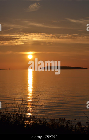 Vista al tramonto di Puffin Island da Ross on Wye costa del Galles settentrionale. Foto Stock