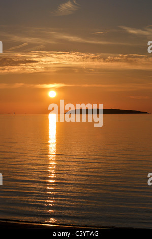Vista al tramonto di Puffin Island da Ross on Wye costa del Galles settentrionale. Foto Stock
