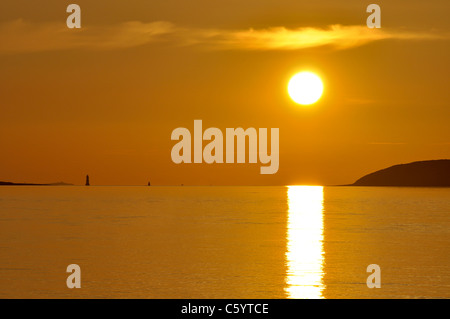 Vista al tramonto di Puffin Island da Ross on Wye costa del Galles settentrionale. Foto Stock