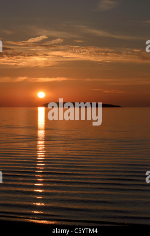 Vista al tramonto di Puffin Island da Ross on Wye costa del Galles settentrionale. Foto Stock