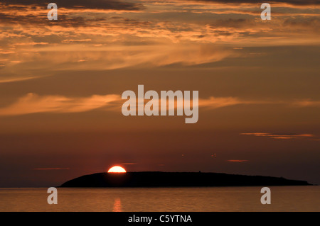 Vista al tramonto di Puffin Island da Ross on Wye costa del Galles settentrionale. Foto Stock