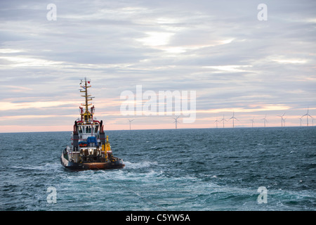 Un rimorchiatore traina il jack up barge il Goliath verso il Walney per centrali eoliche offshore project, off Barrow in Furness, Cumbria, Regno Unito Foto Stock