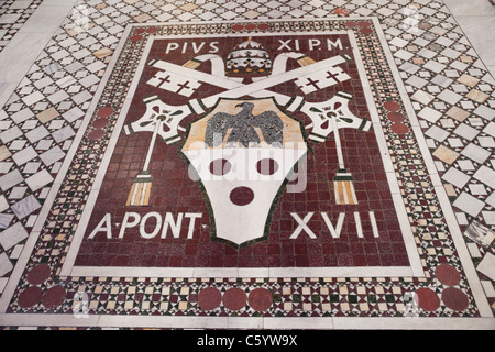 Italia, Roma, interno di San Giovanni in Laterano, la Chiesa particolare di pavimenti a mosaico Foto Stock